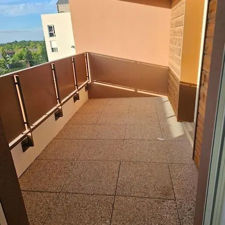 Grand Appartement 2 Pieces En Residence Jouy-le-Moutier Buitenkant foto