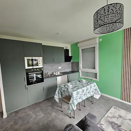 Grand Appartement 2 Pieces En Residence Jouy-le-Moutier Buitenkant foto