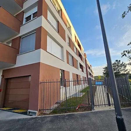 Grand Appartement 2 Pieces En Residence Jouy-le-Moutier Exterior photo